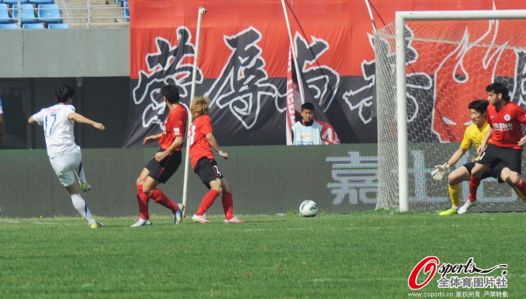 弗赖堡主场爆冷门,击败劲旅收获关键三分    弗赖堡主场爆冷门,击败劲旅收获关键三分