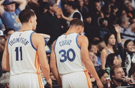库里三分雨勇士大胜雷霆巩固附加赛席位