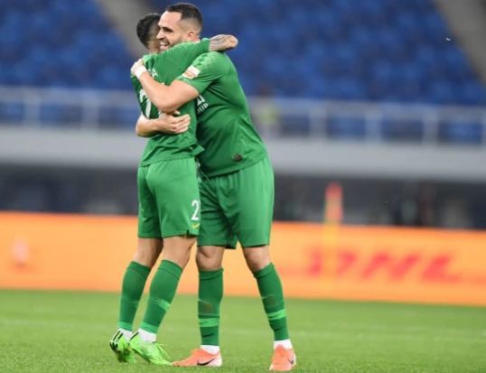 圣埃蒂安德比战火药味浓,红黄牌频现仍献精彩对决